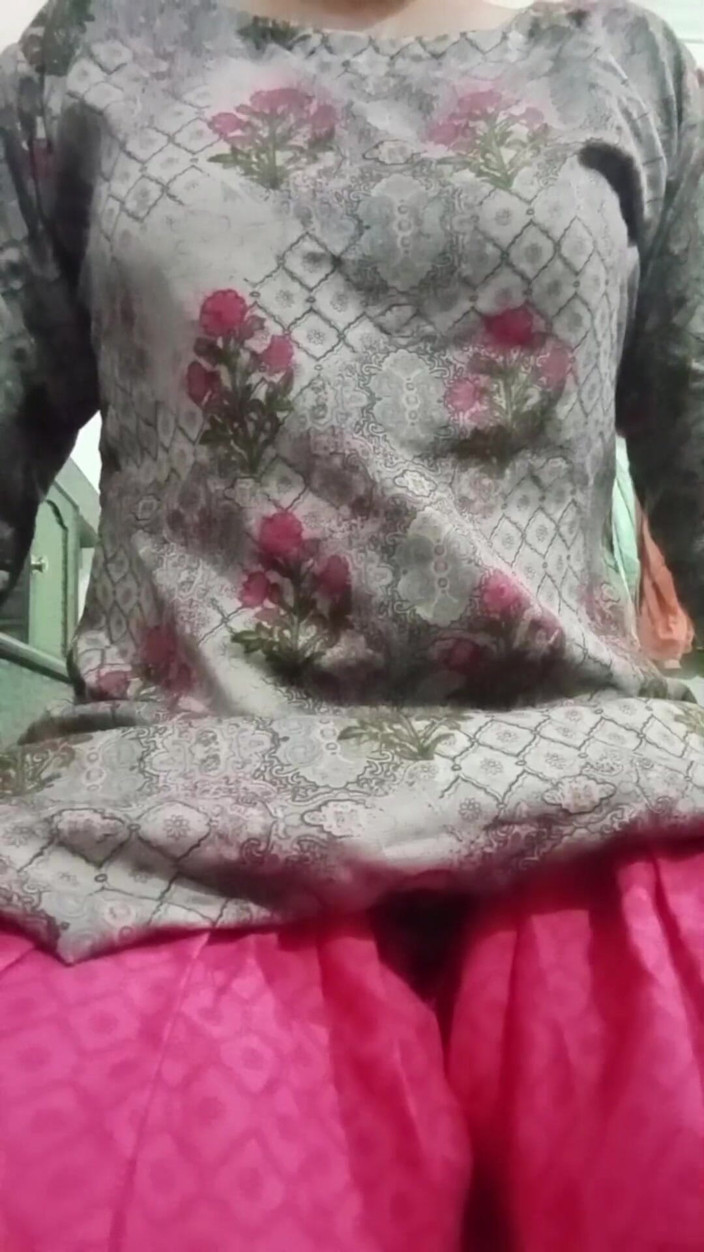 Gaurisissy: Indian Gay Crossdresser Gaurisissy arătând ca o gospodină în Salwar Kurta...