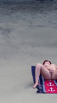 Une déesse sensuelle de la plage naturiste capturée par un drone - beauté aérienne ultime