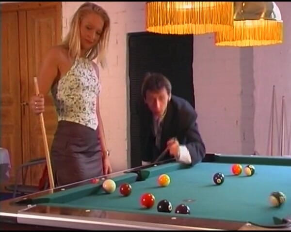 Deutsche XXX Filme: Blondes schätzchen aus deutschland bekommt ihre enge muschi ganz auf...