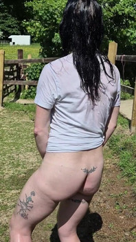 Natte t-shirt speeltijd- afkoelen onder een koude buitendouche