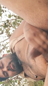 Desi Bear Venkovní výstřik - Chlupatá tlustá péro masturbace v lese