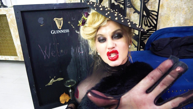 Goddess Celine: Besos femdom con lápiz labial
