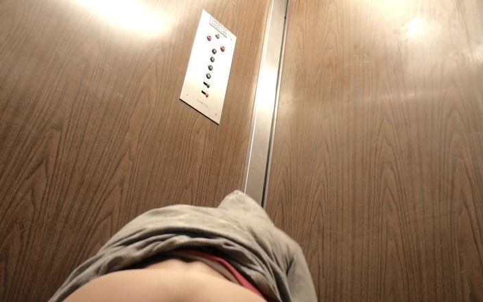 TattedBootyAb: Збуджений студент-ексгібіціоніст ризиковано катається в ліфті голою з ділдо #abc