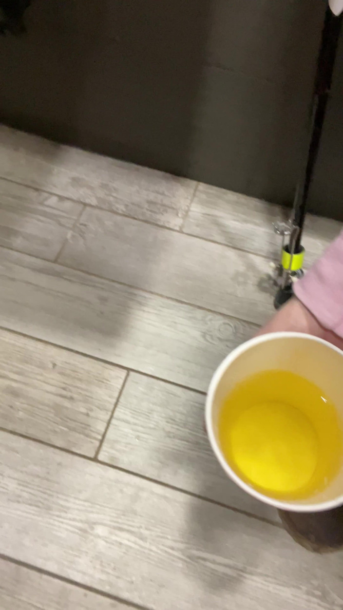Pissing Paradise: 世界中でおしっこを!カナダでの紙コップにおしっこ