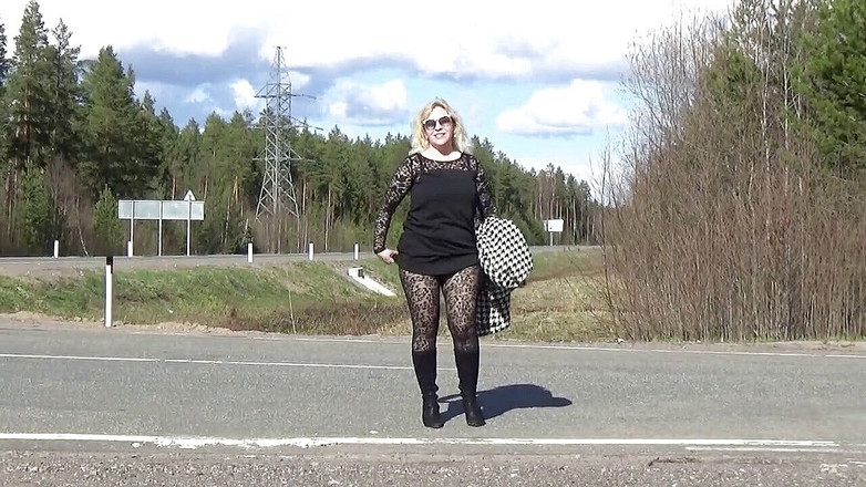 Nylon-Heels: Шаловливая крошка на дороге