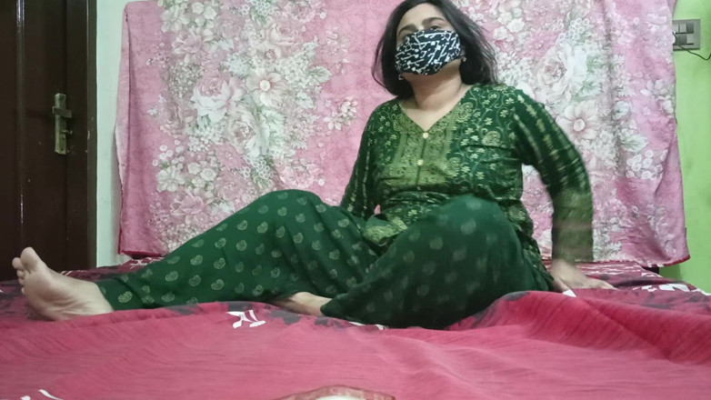Sairaxsaim: Pakistanlı yalnız kız Sairaxsaim evde tek başına ıslak amcığını parmaklıyor