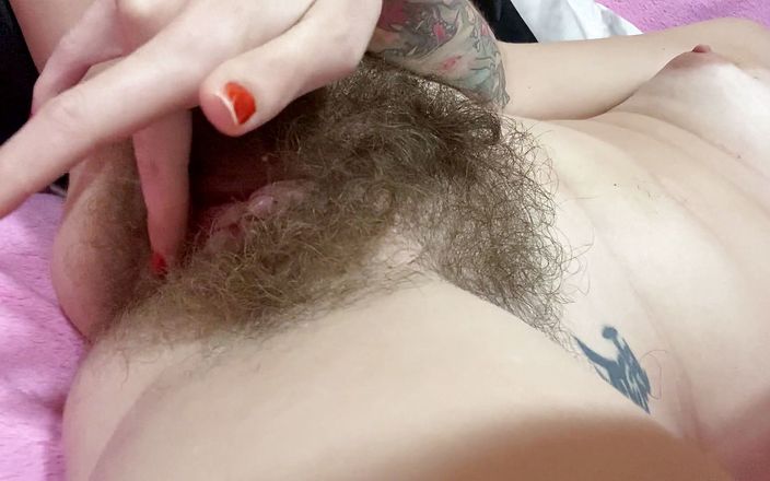 Cute Blonde 666: Hairy cunt masturbation