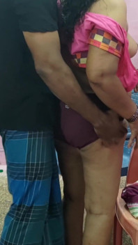 เซสชั่นเก้าอี้ฮาร์ดคอร์ของแม่เลี้ยง Desi มือสมัครเล่นกับลูกเลี้ยงชายกระหายน้ําเงี่ยนของเธอ - ท่าหมาจัดหนักและน้ําเงี่ยนไหลเยิ้ม