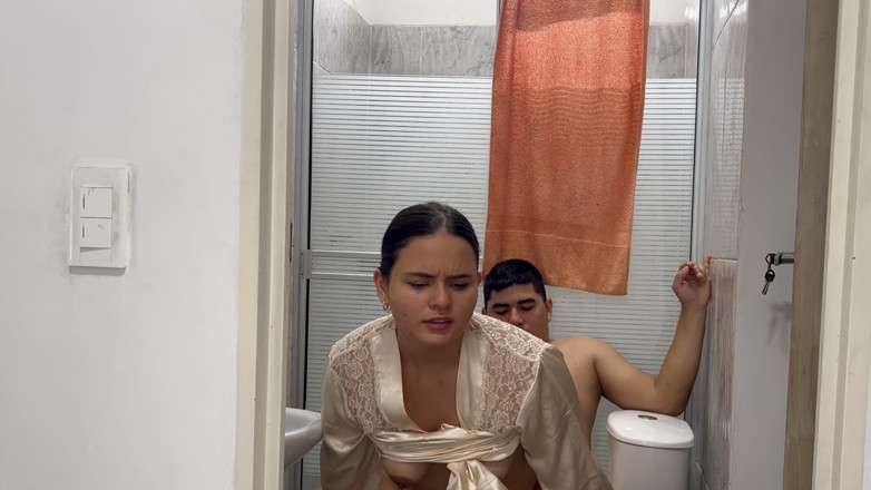 MaRaSexx: Meine stiefschwester hat mich erwischt, wie ich sie unter der...