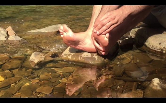 Manly foot: Tvätta mina stora fötter i det kristallklara kylvattnet i en...