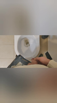 Cậu bé trẻ gầy trắng đi tiểu trộn