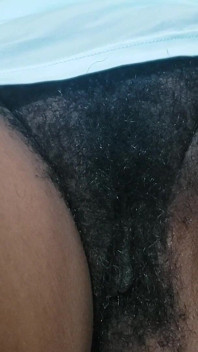 핫한 란제리 털이 무성한 보지 클로즈업으로 괴롭히는 새엄마