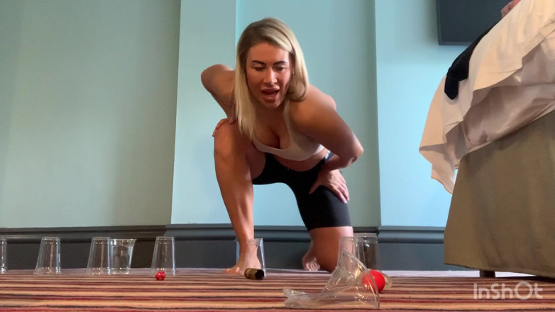 CALLIE ROKS: Giantess I Fart Over the City