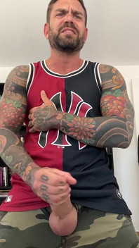 Jerami chulazo tatu dengan pakaian