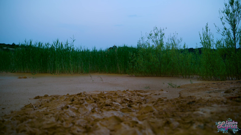 Lyndra Lynn: Orgasm in lake of mud