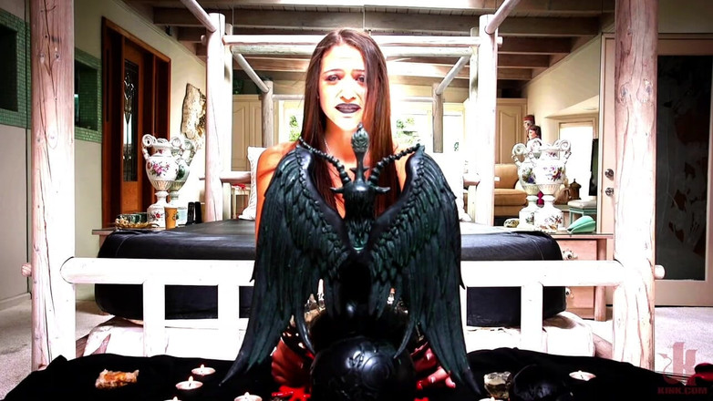 Families Tied by Kink: Genç gotik seks cadısı ailesini anal seks canavarlarına dönüştürüyor