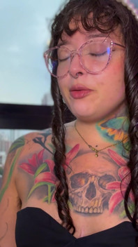 Uma garota nerd com óculos espirra no seu pênis