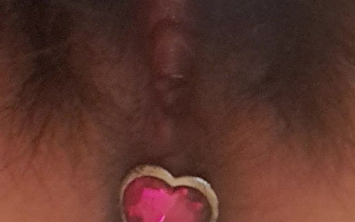 Mommy big hairy pussy: Plug anal, vue de fond