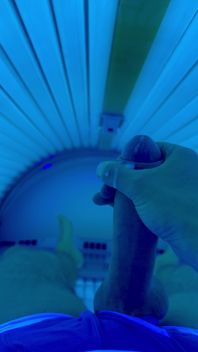 Jerking off in Sunbed