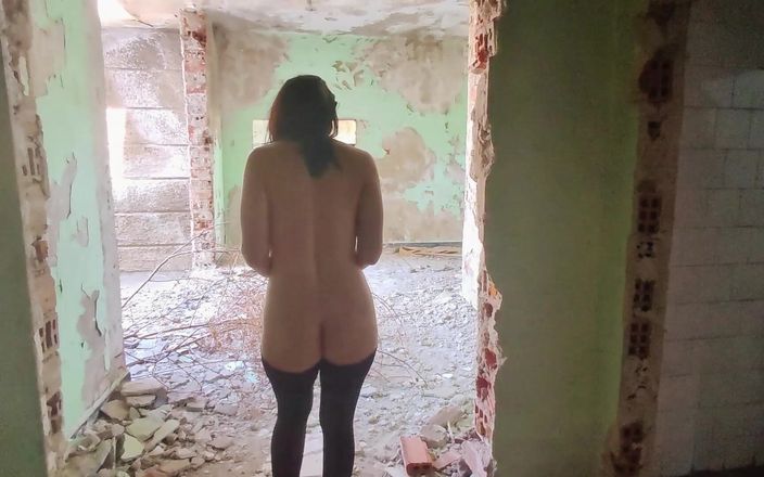 Za Za: Mała dziwka rozebrała się w opuszczonym budynku