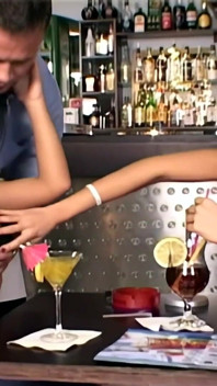 Insaciáveis milfs compartilham vários garanhões em sexo a três selvagem
