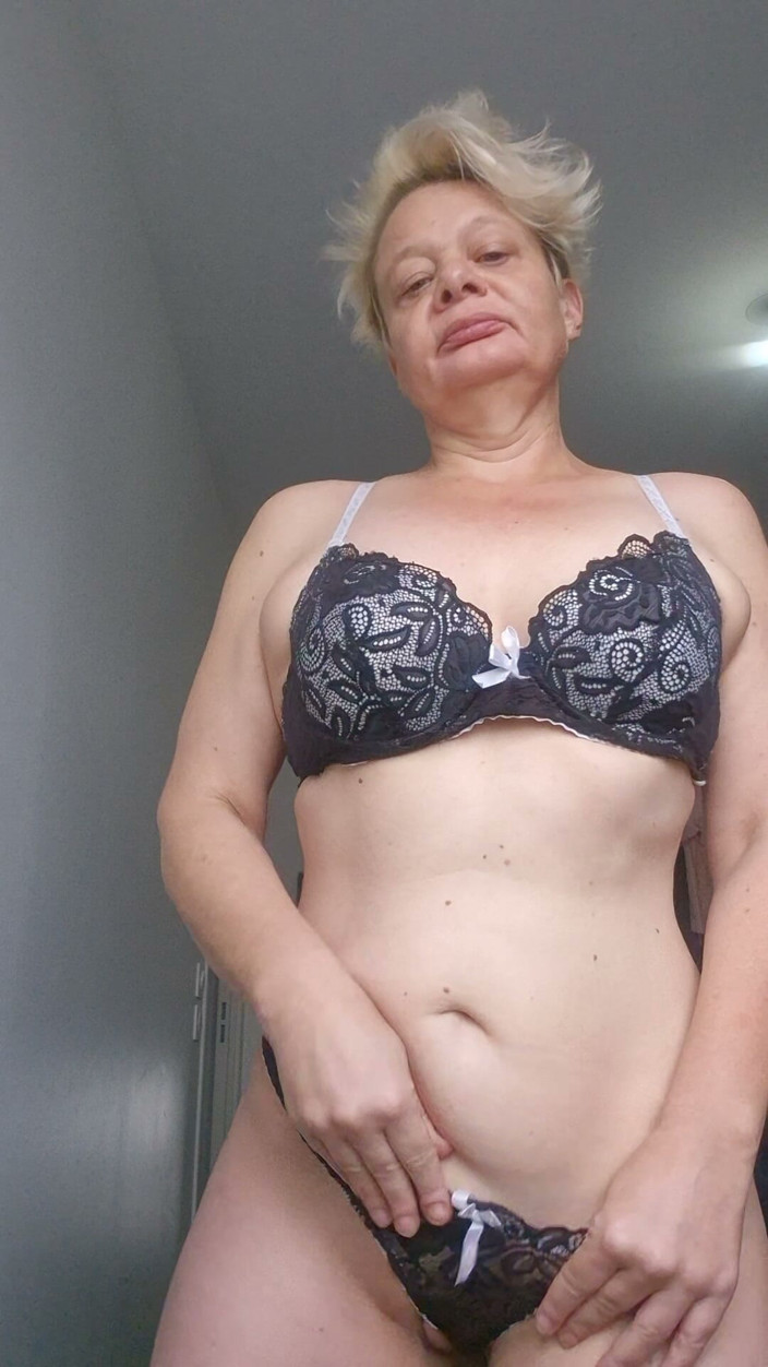 Sofy13: Un Mic Salut De La MILF Ta Matură, Curvă Preferă...