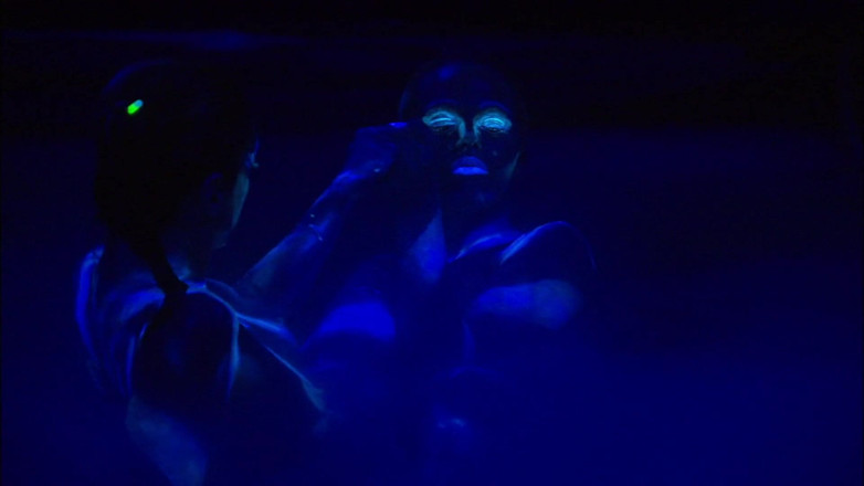 Foxy Desire: Hermosa escena con dos lesbianas calientes follando en azul