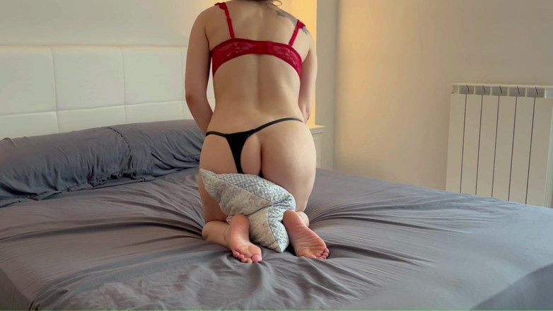 LaraRussian Doll: Estudiante multiorgásmica frota su coño en una almohada para tener...