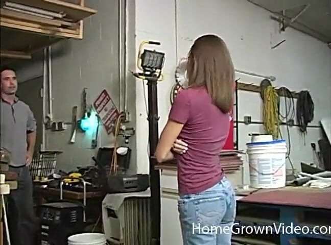 Homegrown GFs: Sexy amateur gets into a threesome
