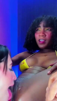 갈색 머리 베프의 보지를 핥는 발정난 레즈