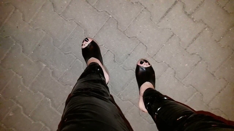Heelex: Sexig crossdresser som letar efter äventyr på en nattvandring