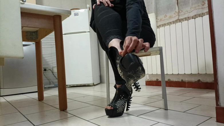 Bergami Melissa: Padronadomination: Eat From My Feet Loser