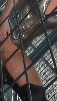 Rubia puta enjaulada goteando coño en medias de red
