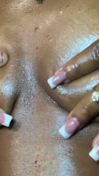 Quente negra linda abraçando suas curvas sensual sessão de glamour