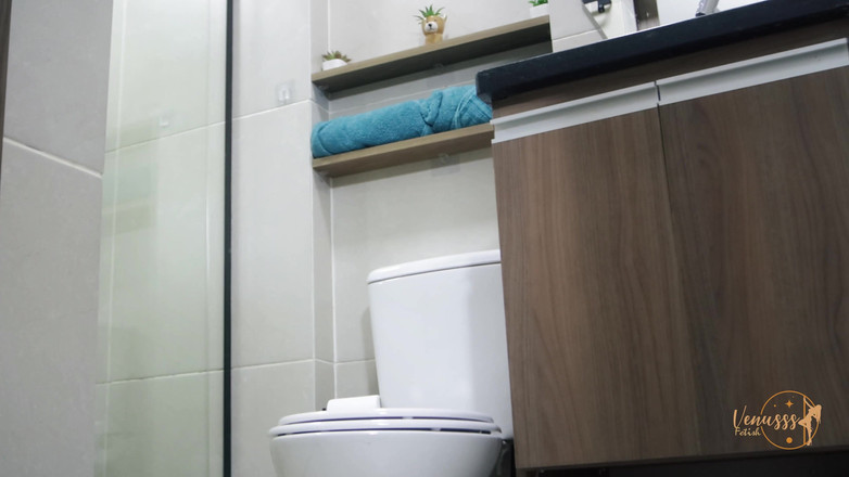 Venusss fetish: Scoreggia molto in bagno!