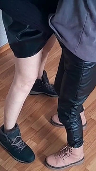 两个异性恋女友第一次尝试女同性爱，她们很喜欢
