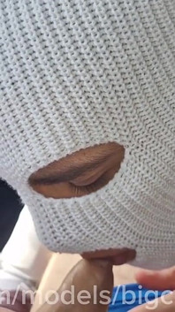 여행 택배에 엉덩이를 준 잃어버린 젊은 남자, 정액이 많이 있습니다!