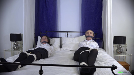 Gag Attack: Aubrey e Julia - cameriere punite