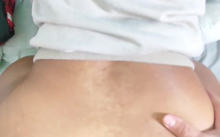 Brunnete Sofi: La matrigna di un'amica mi fa rilassare con i suoi...