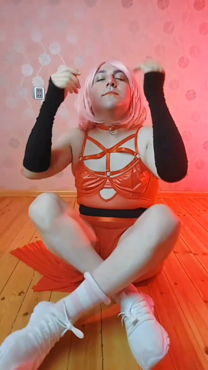 Kitty_Cross: Clube cadela dança exótica como corpo branco flexível