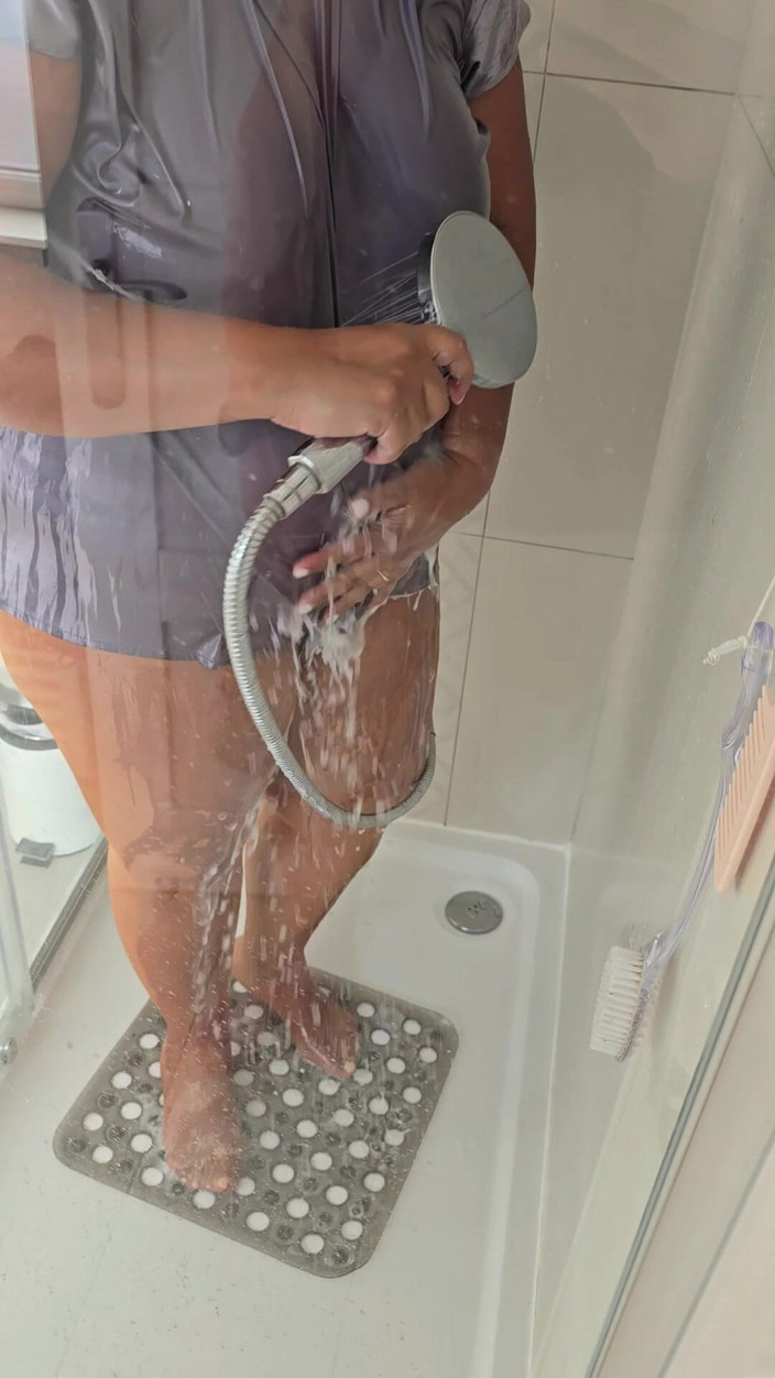 Slutty Ms B: Duș îmbrăcată