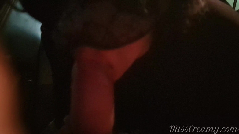 Miss Creamy: Risicovolle pijpbeurt op parkeerplaats en hij komt klaar met mijn...
