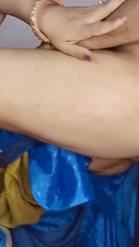 Desi kobieta z indyjskiej wioski czekała na męża w drzwiach domu, aby zaspokoić jej pożądanie seksualne