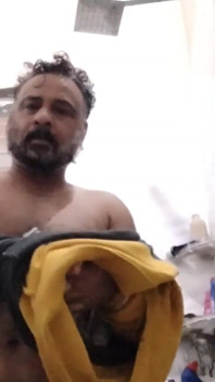 Sugar Daddy Bañándose Desnudo