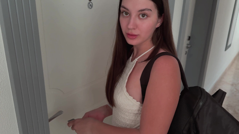 Sugary Kitty: Nu-i spune iubitei mele că ejaculez accidental într-o drăguță străină în vacanță