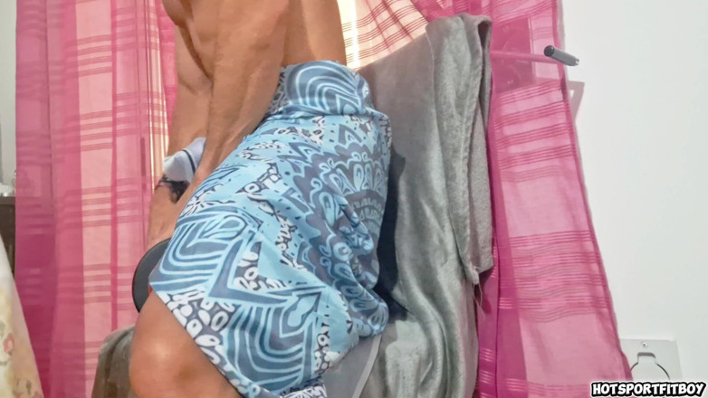 Hotsportfitboy: ขย่มควยหนาของกูบนโรลเลอร์นวด - จังหวะลึกและน้ําแตกใหญ่