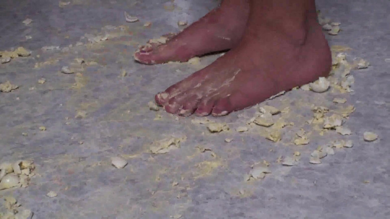 Foot Girls: Brünette zerquetscht essen in der küche
