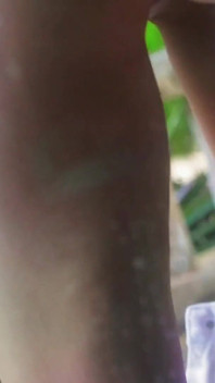 Allargo la mia figa con un dildo mostruoso