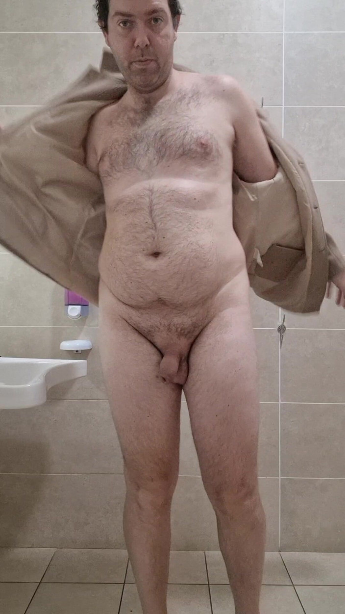 Mirko2589: meri poshaak men sabhi nagn