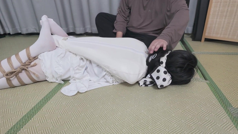 Aisan girl bondage: Xr24-a Girl Wearing White Clothes and White Stockings Was Hung...